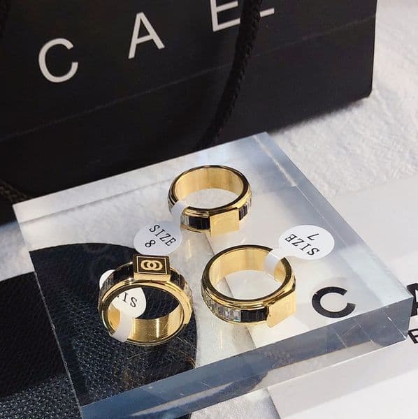 Designer Black Gold Diamond Letter Ring High End Black Gold Contrast Design Ring Women Classic Zircon Ring Fashion Blogger Identical Couple Ring Jewelry