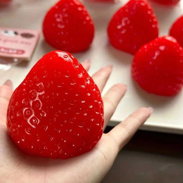 STOCK 2026 New 1Pc Squishy Big Strberry Squeeze Toy Kids Soft Pinch Fruit Pop Fidget Par Entertainment Games Halloween Christmas Toys Hj26420 Free Shipping
