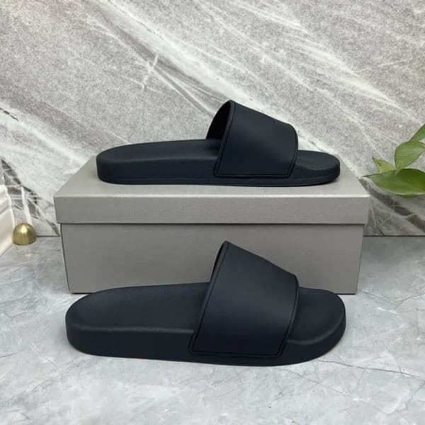 Designer Fashion Slippers Men's and Women's Sandals Popular Pool and Beach Flip-flops Shoes Slippers and Sandals Flip-flops with Flat Bottoms Outdoor Slippers 2026