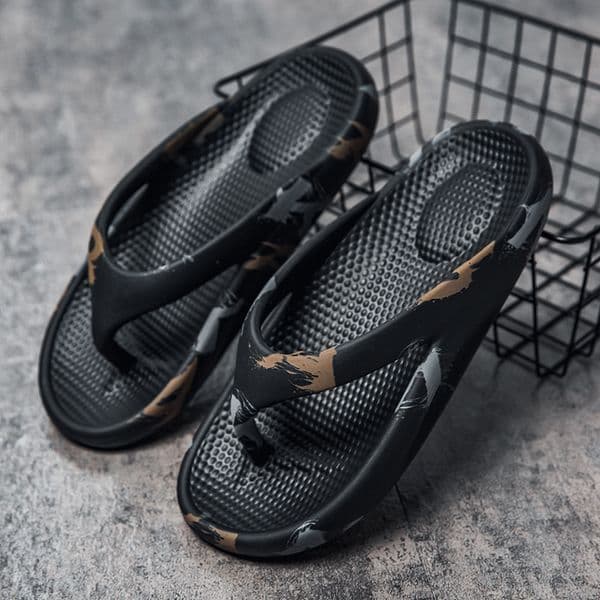 2026 new plus size flip flops thick soled outdoor beach shoes lightweight and breathable couple clip on sandalsT260608