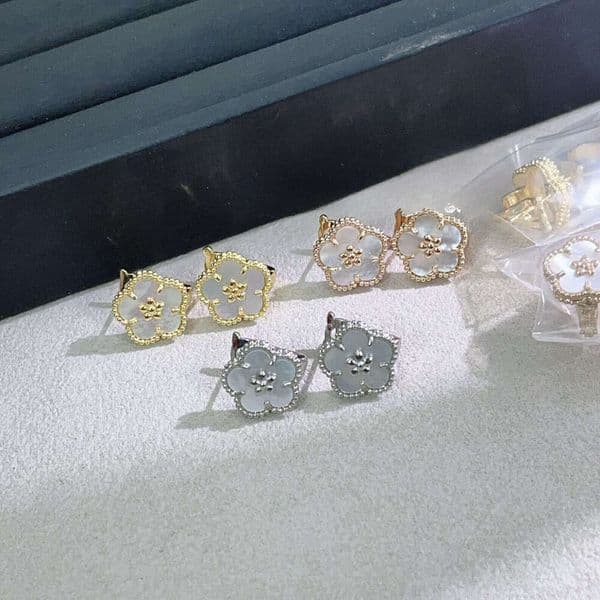 designer earrings new models of Van Gogh earrings Real shot of natural mother-of-pearl plum blossom for women,high-end craftsmanship, leaf clover five-flower