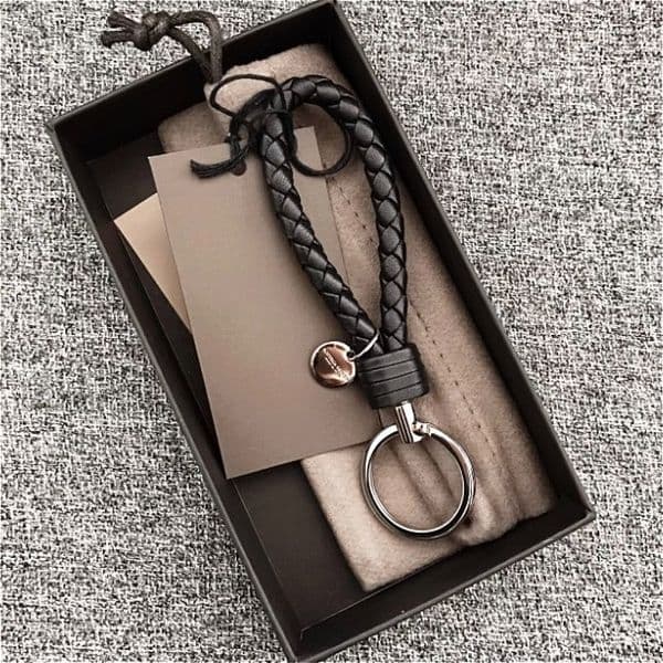 Men's Designer Leather Keychain Unisex Bag Charm Luxury Charm Pendant Car Key Ring Premium Hardware Genuine Leather Fashion Jewelry Pendant