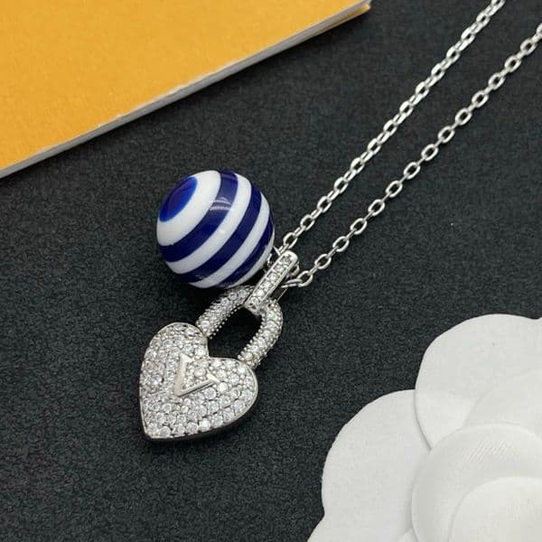 Elegant Gold Plated Silver Plated Zircon Heart Shaped Pendant Necklace Paired Striped Round Beads Suitable for Women Exquisite Designer Necklace