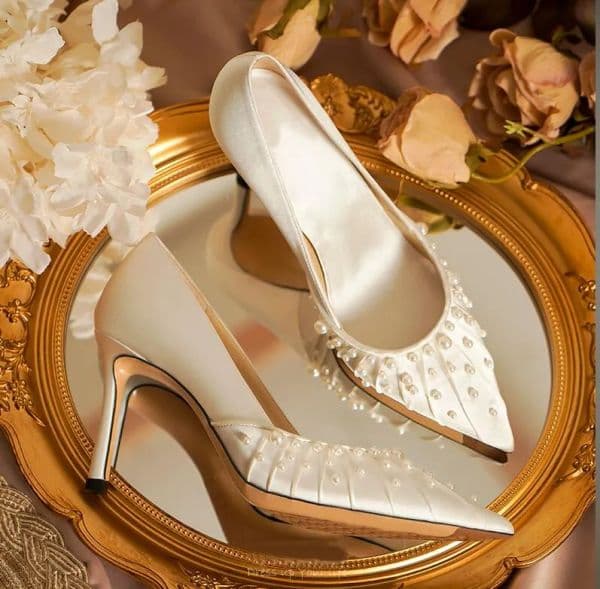 2024S Designer pointed Lady's pump bride shoes white satin and pearls J Shoes White pumps C wedding party dress high heels