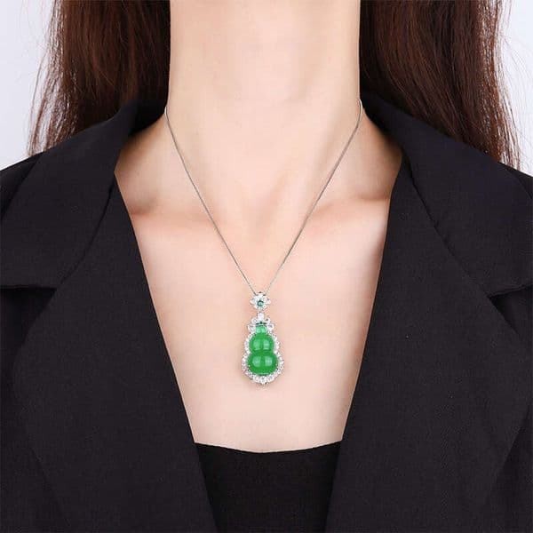 2026 New Jewelry Inlaid Green Chalcedony Gourd Necklace Elegant Jade Women's Pendant