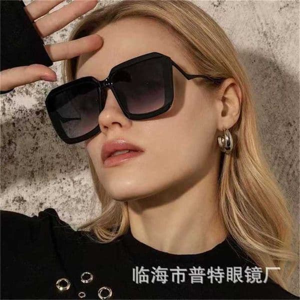 Sunglasses Luxury Designer Sunglasses Wholesale of Overseas men and women with large frame F family for tourism glasses