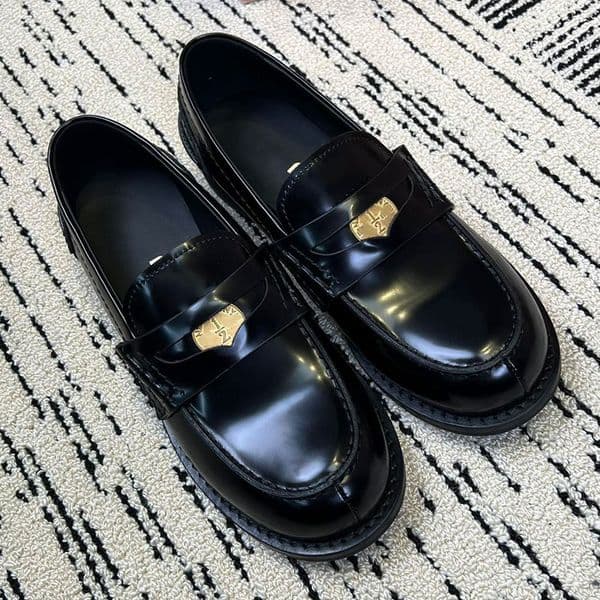 Luxury designer womens loafers 26SS fashion brand woman casual shoes smooth black leather upper anti slip TPU sole outdoor travel Lady shoes top quality