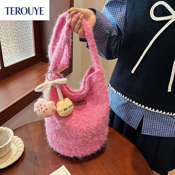 TEROUYE 2025 autumn new cute casual niche design versatile fashion underarm bag trendy plush women's crossbody bag