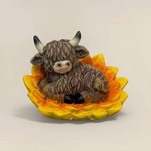 Stylish Simple Cute Highland Cow Figurine with Sunflower, Waterproof Resin Craft Ornament, Outdoor Garden Yard Decoration
