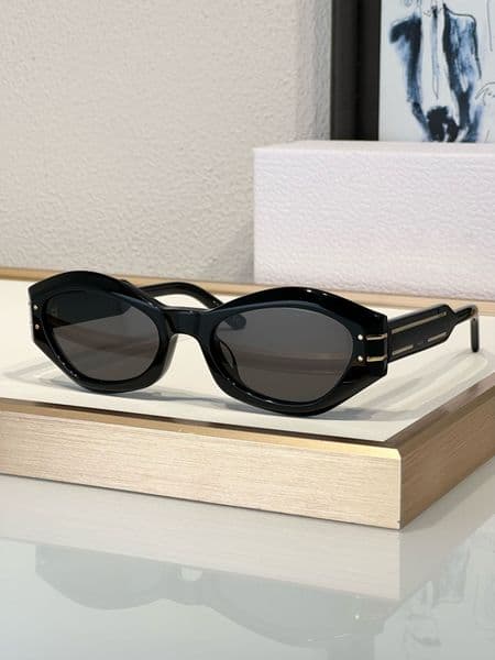 Luxury Designers Womens Sunglasses For Women Men Sun Glasses Mens Designer Signature B1U Fashion Style Protects Eyes Random Box
