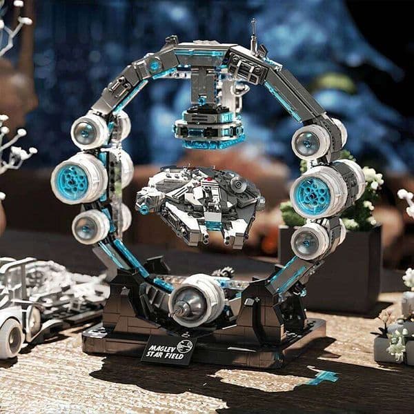 2026 New New Star Plan Blocks Model Falcon Spaceship DIY Building Toys Sets Cool Room Ornament Christmas Gifts for Boys Adult 26Y0205