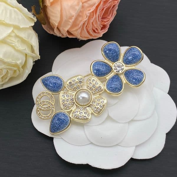 Blue Flower Designer Pins Brooches Women inlay Crystal Pendant Never Fading Brass Copper Sweater Cape Buckle Brooch Suit Pin Wedding Party Jewerlry Accessories