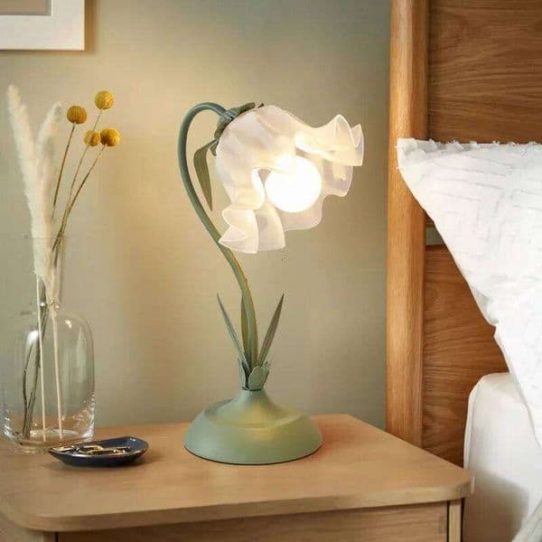 Nordic Flower Girl Table for Bedroom Bedside Lights Acrylic Lampshade Living Room Decoration Study Desk Lamp Light Fixture C260210