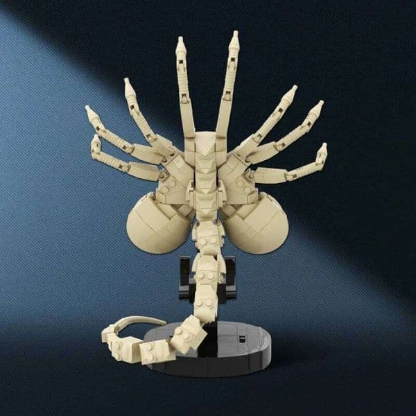 MOC Horror Movie Alien Hugger Model Building Blocks Set Monster Insect Claw Assembled Bricks Hanging Face Toy AdultsGift 26H0209