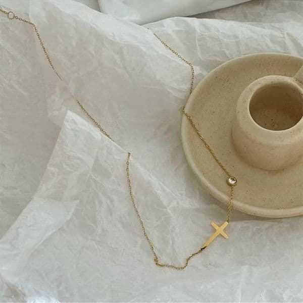 Single-layer pendant necklace for women, niche light luxury versatile elegant collarbone chain with cross