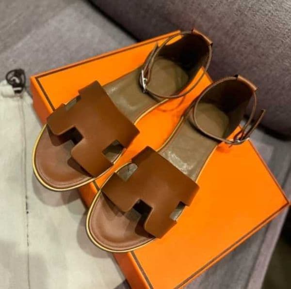 Designer santorini Sandals Women Slippers Beach Roman shoes High Quality calfskin Leather Summer Casual Sandal Size 35-42 FJpt