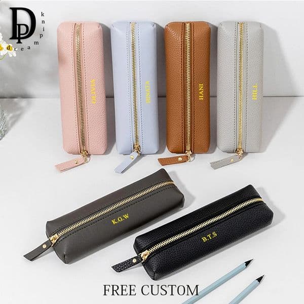 Custom Name Leather Zip Pencil Case Engrave Initials Studunt Fashion Stationery Business Office Pen Holder Children School Gift 260203BJ