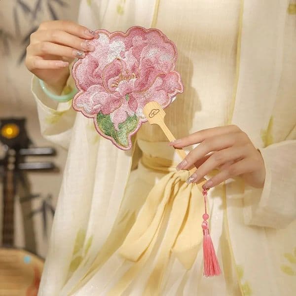 Vintage Handheld Embroidered Round Fan with Pendant Tassels Chinese Style Fan Butterfly Floral Shaped Group Fan Pography Prop 260208