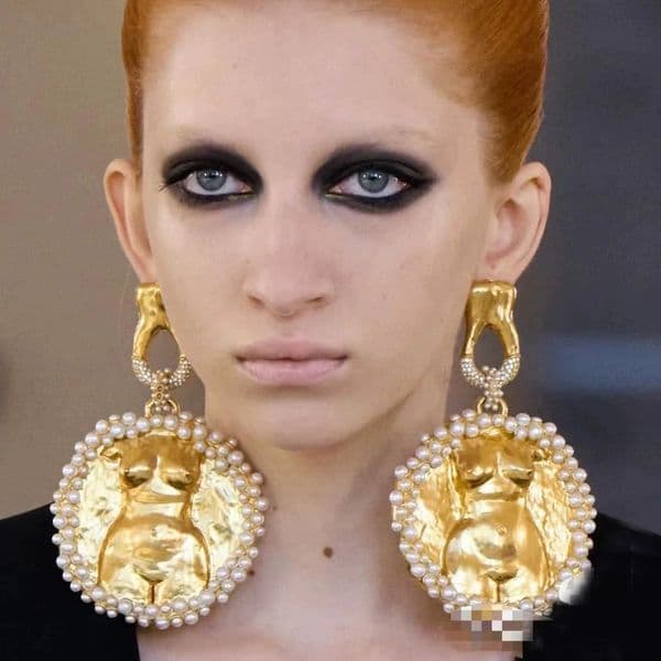 Retro exaggerated unique female artistic body shape Eardrop light luxury fashionable round pearl earrings Schiaparelli Hiphop Party