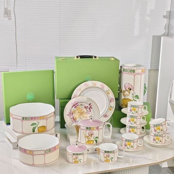 Coffee Drinking Utensils Mugs and Plates Bone China Cups Holiday Souvenirs for Girls