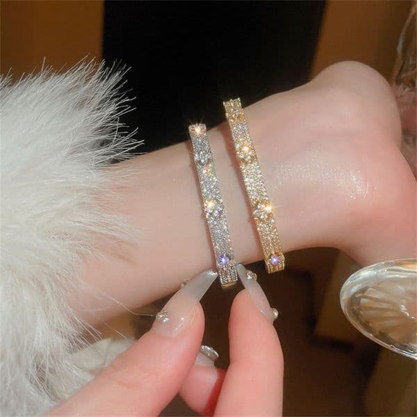 Fashion Flower Bangle For Women Shiny Cubic Zircon Simple Elegant Bracelet Trendy Design Daily Work Wear All-Match Hand Jewelry