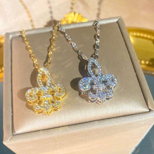 Iris Full Diamond Pendant Necklace for Women Titanium Steel Zircon Jewelry Fashion Designer Collarbone Chain Holiday Gift Perfect for Parties and Travel