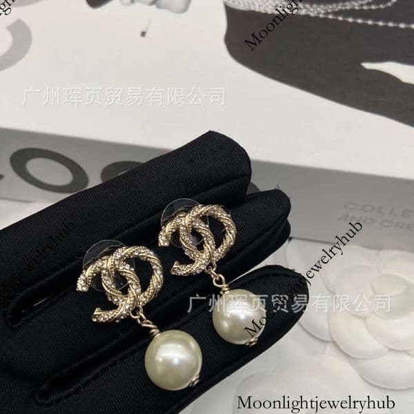 Designer cc earrings Exquisite high-end double C twisted diamond-studded pearl for women light luxury elegant earrings channels earrings