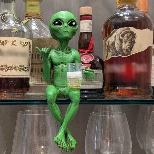 Alien Statue Drinking Beer Alien Sculpture Resin Craft Novelty Funny Desktop Decoration Bookshelf Office Desktop Garden Decor 260525