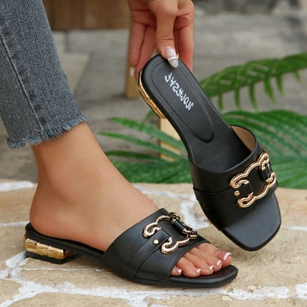 FashiSandals with Metal Outdoor DecoratiFlat Head Design Slope Heel Shoes Versatile Beach Shoes H260602