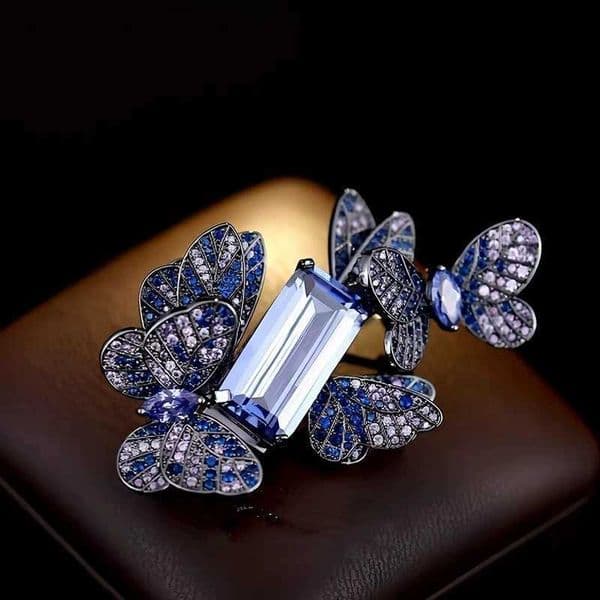 New Arrival Light Luxury 2026 Elegant Crystal Butterfly Brooch Fashion Simple Metal Geometry Jewelry Accessories Party Gifts H260602