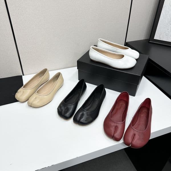 Italy designer Women Luxury Split-toe ballet shoes Soft-soled flat heel Classic double C embroidery Soft sheepskin material free shipping