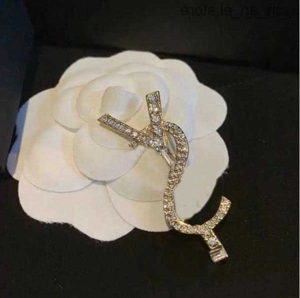 Brooches Letter Pins Retro Women Crystal Pearl Rhie Cape Buckle Brooch Suit Pin Wedding Party Jewerlry cessories S260603