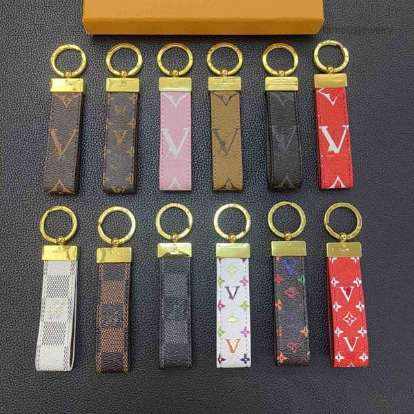 2026 High Quality Keychain Classic Exquisite Luxury Designer Car Keyring Zinc Alloy Letter Unisex Lanyard Gold Black Metal Small Jewelry L001-7