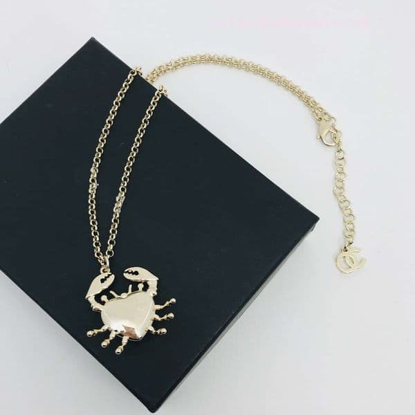 Channels Necklaces Designer C C Brand Pink Crab Pendant Ocean Series Necklace Light Luxury Fashionable Vintage Cc Channeled Jewelry