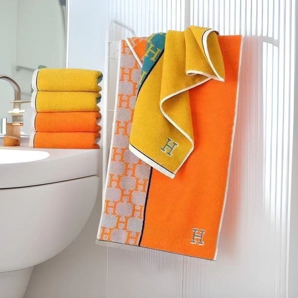 100% cotton jacquard lettered towel 74x33 cm. Thick and soft beach spa bathtub face towel.Geometric grid modern home hotel hand towel.