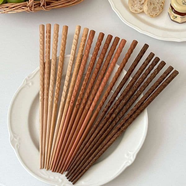 Chicken-wing red and yellow sandalwood solid for home use, high-temperature resistant tortoise shell wood chopsticks
