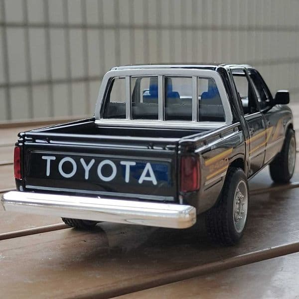 132 Toyota Hilux Off Road Pickup Truck Alloy Diecast Metal Model Hight Simulation Sound Light Toy Desktop Ornaments Boys GiftsT260605