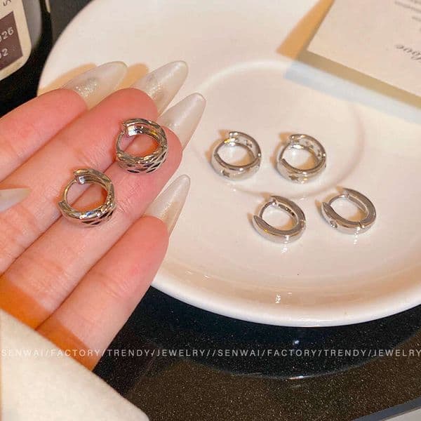 Designer Jewelry Luxury Jewelry European And American Metal Feel Simple Minimalist Style Circle Cuff Earrings For Women Light Luxury Niche High-End Sense St