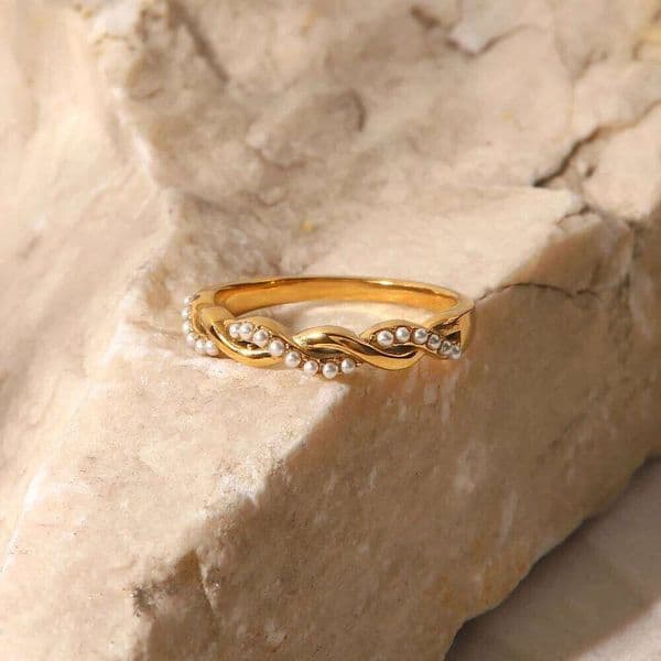 Uworld Simply Waterproof Dainty Twisted Pearl Ins Popular 18K PVD Gold Plated Stainless Steel Stacking Ring bague acier inoxydab