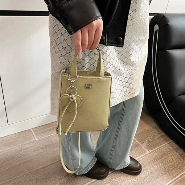 Leather Fi Pu Shoder Bag Chic Versatile Small Square Bag with Love Keychain Pendant High Quality Crossbody Bags for Wen J260606