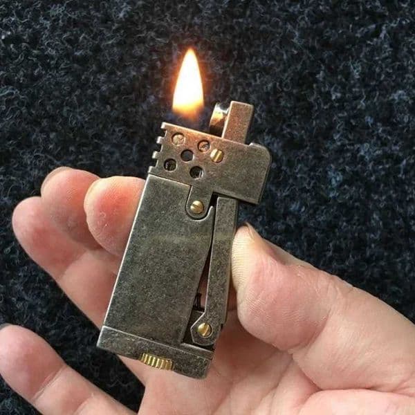 Scimitar lighter windproof mechanical press automatic ignition retro lighter HY696T260608