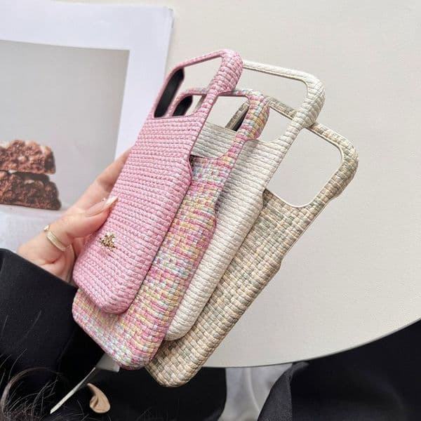 Vintage Weave Texture Phone Case Metal Emblem Anti-drop Hard Case Fit iPhone17ProMax 16 15Pro 14 13 12 Chic Women INS Casual Cell Phone Casing M260615