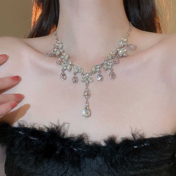 Rhinestones Leaves Oval Water Drop Pendant Necklaces for Women Pink Temperament Tassel Clavicle Chain Shiny Party Neck JewelryR260609