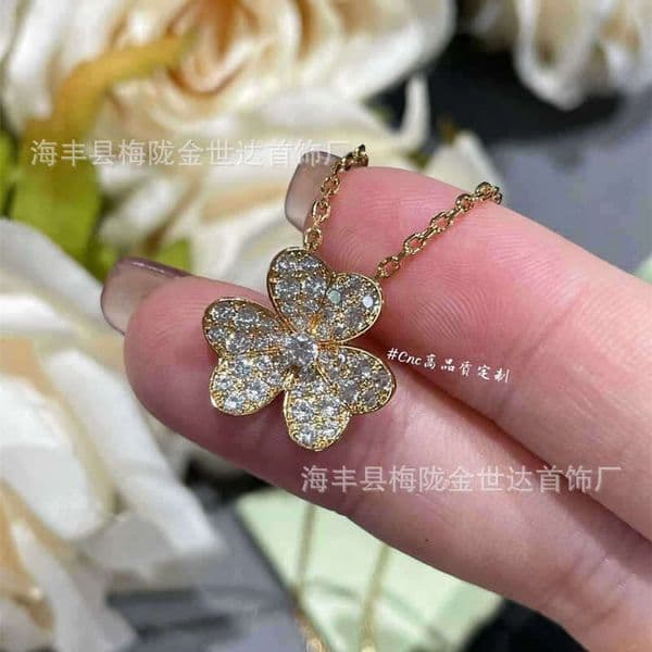 jewerly designer vanly cleeffly Clover Necklace For Women Niche Design Summer Rose Gold Plated Lucky Clover Elegant Collarbone Chain