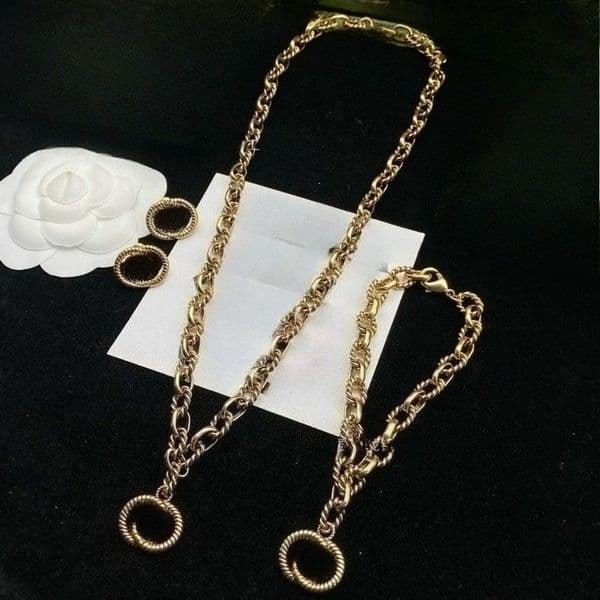 High-quality Jewelry Necklace Designer-style Jewelry Retro-style Letter Bracelet. Fashion Accessories