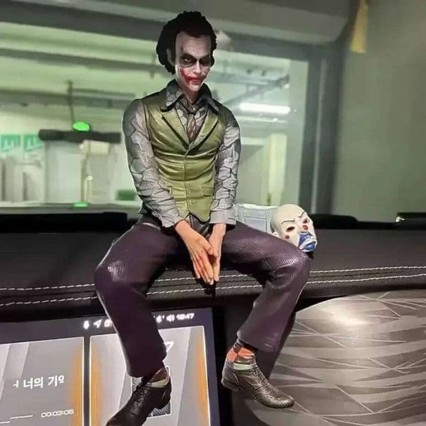 KK HOT Decoration Joker Heath Ledger Sitting Posture Figures Car Doll Tail And Roof Pendant Model Statue Collectable Toys J260613