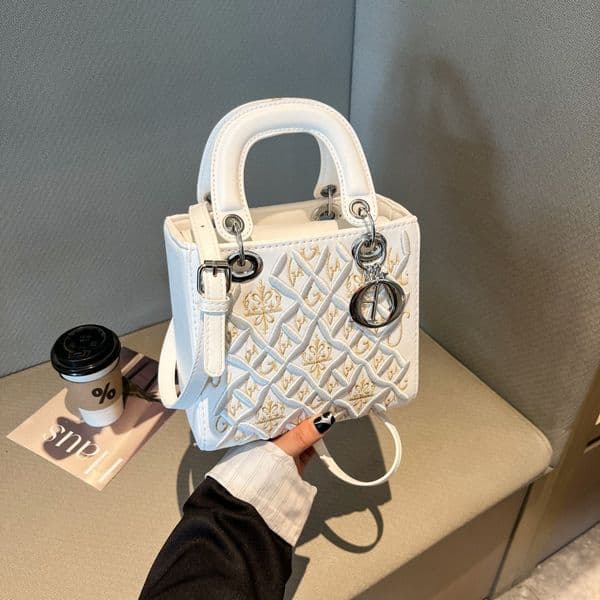 Designer's Bag D Letter Summer Fashion Handheld Bag Women's 2026 New Fashion High Fashion Princess Dai's Bag Fashion Lingge Diagonal Straddle Bagembroidered Grain