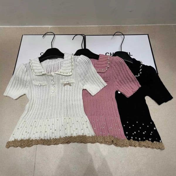 Designer's high-quality clothing Spring/Summer New Knitted Hollow Brooch Pearl Collar Short Sleeve Pullover Loose Versatile Womens Top