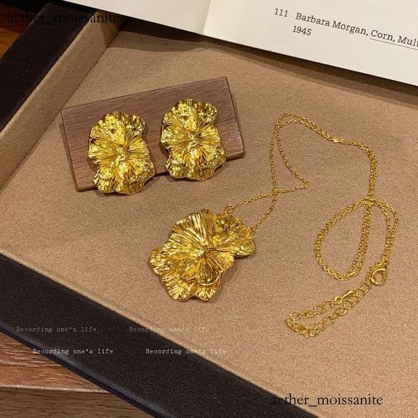 French vintage metal floral necklace earring set for women, exquisite niche design, exaggerated and unique trendy accessories