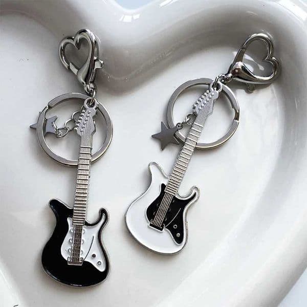 Y2k Black and White Guitar Love Heart Star Keychain Female Sweet Cool Trend Fashion Pendant Retro Aesthetic Accessories Gi W240911